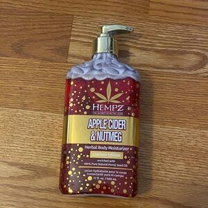 Hempz Apple Cider & Nutmeg Herbal Body Moisturizer - Red and Gold